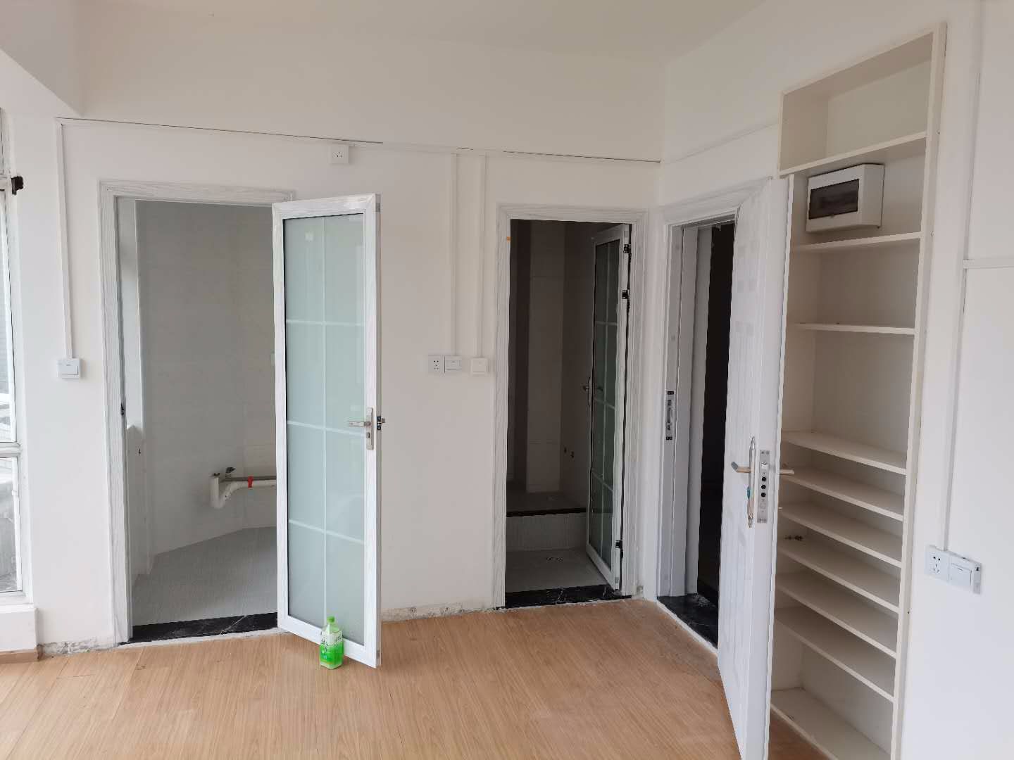 �����Է����