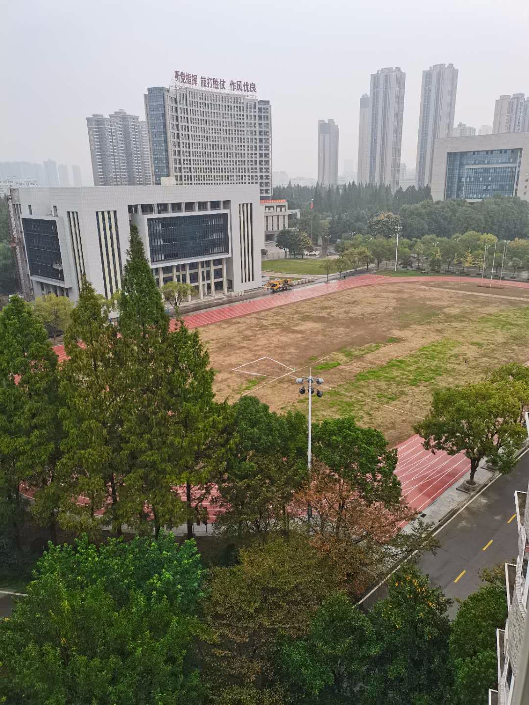 �����Է����