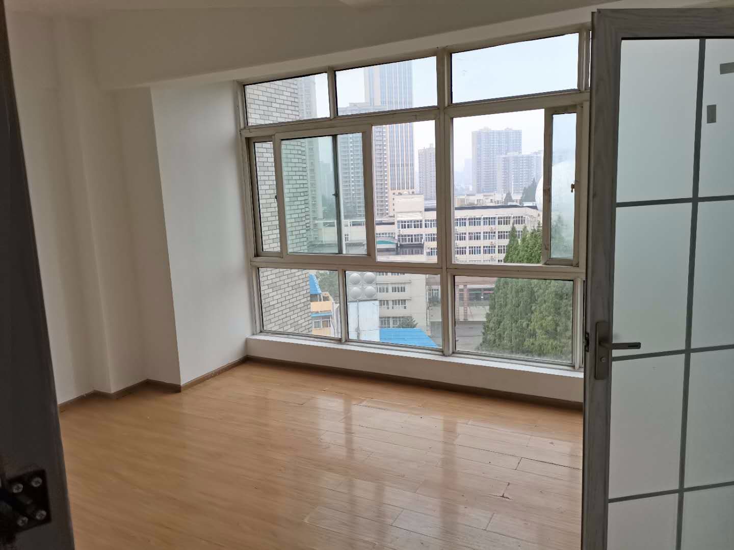 �����Է����