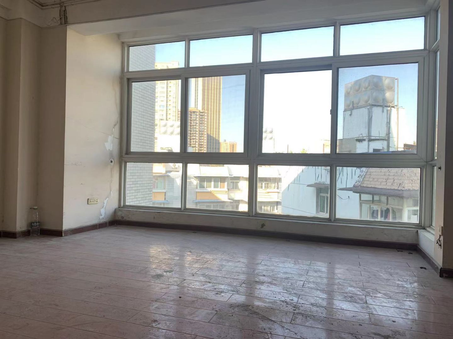 �����Է����