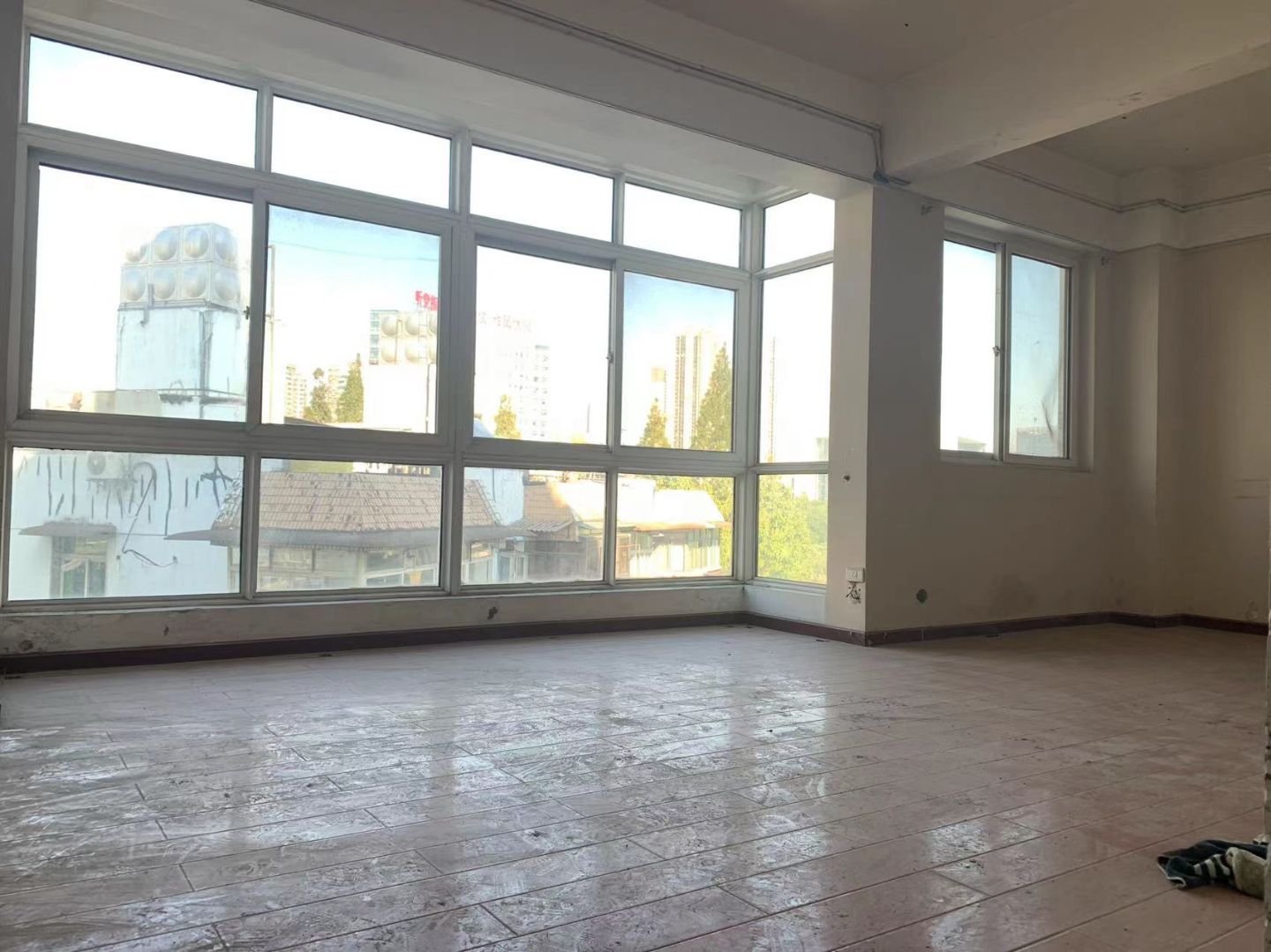 �����Է����