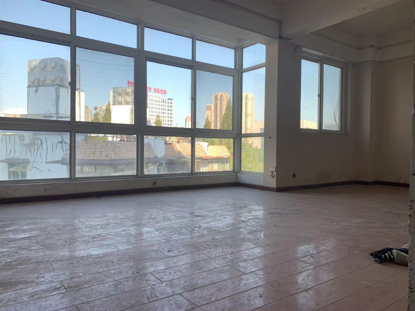 �����Է����