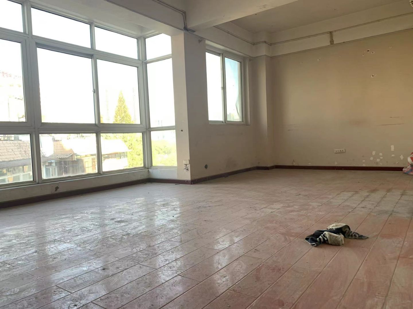 �����Է����